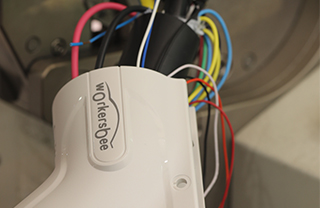 Producción de conectores EV OEM: línea automatizada con pruebas e inspección