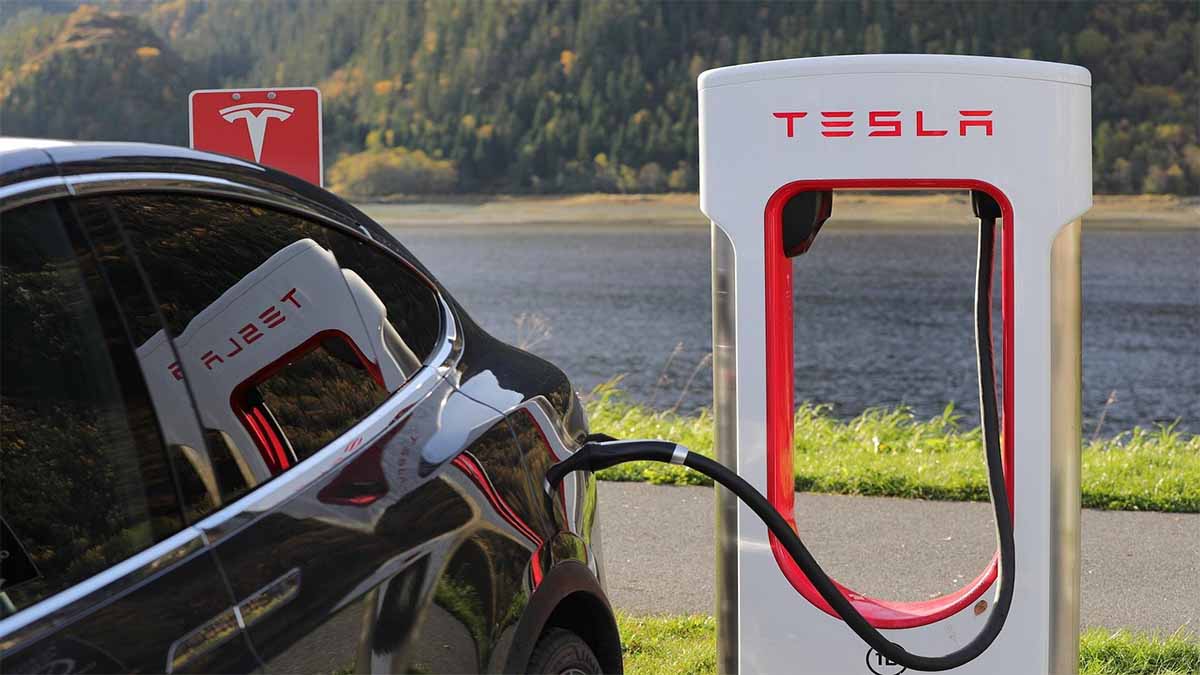 ¿Qué es el conector NACS de Tesla (SAE J3400)?